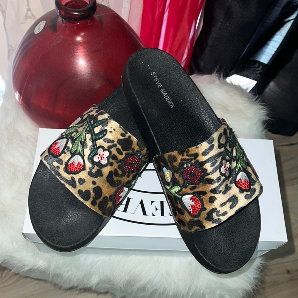 Steve Madden pool slides